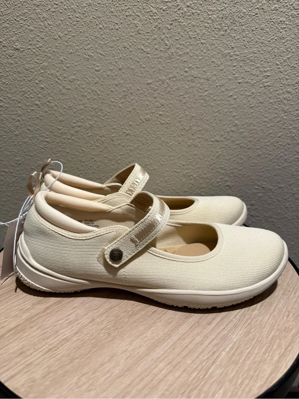 J Sport Jambu NWT Women’s Cream Melody Mary Jane Shoe Size 9